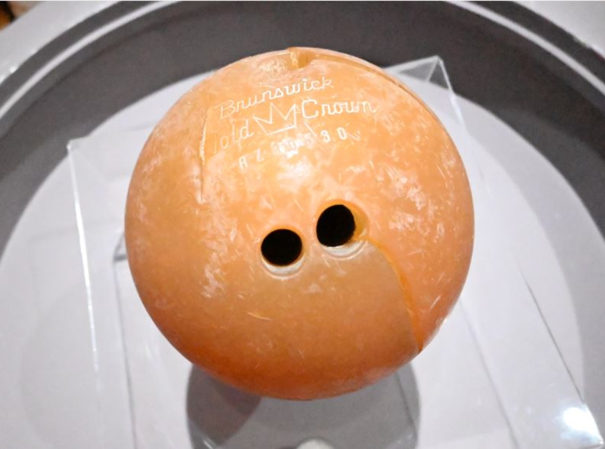 Galeri B - Bola Bowling Pertama