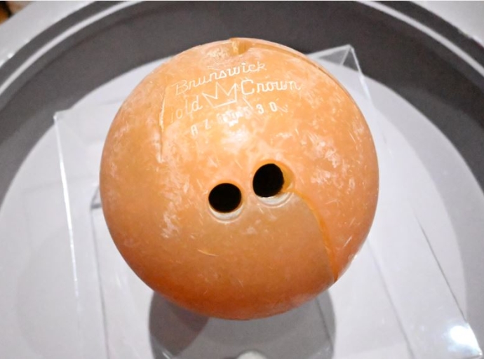 Galeri B - Bola Bowling Pertama