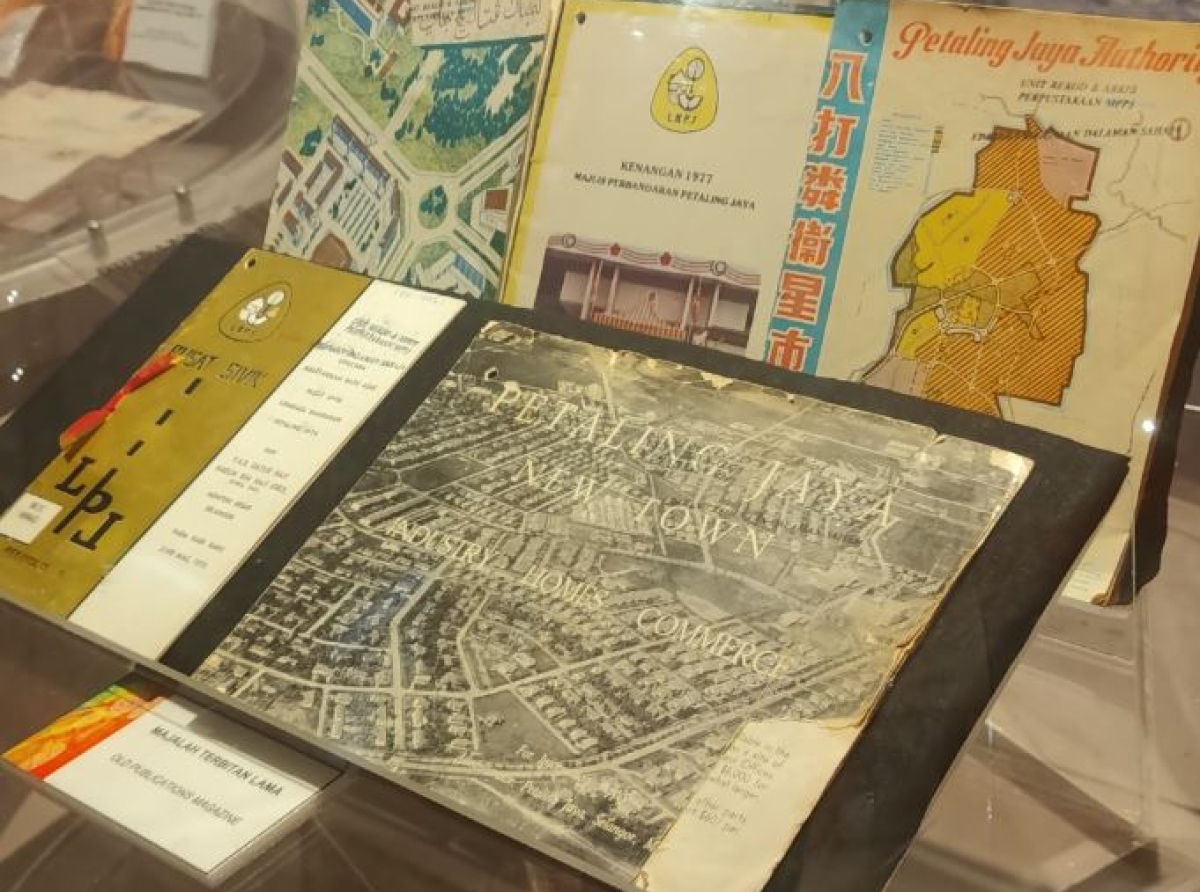 Galeri B - Majalah Terbitan Lama 